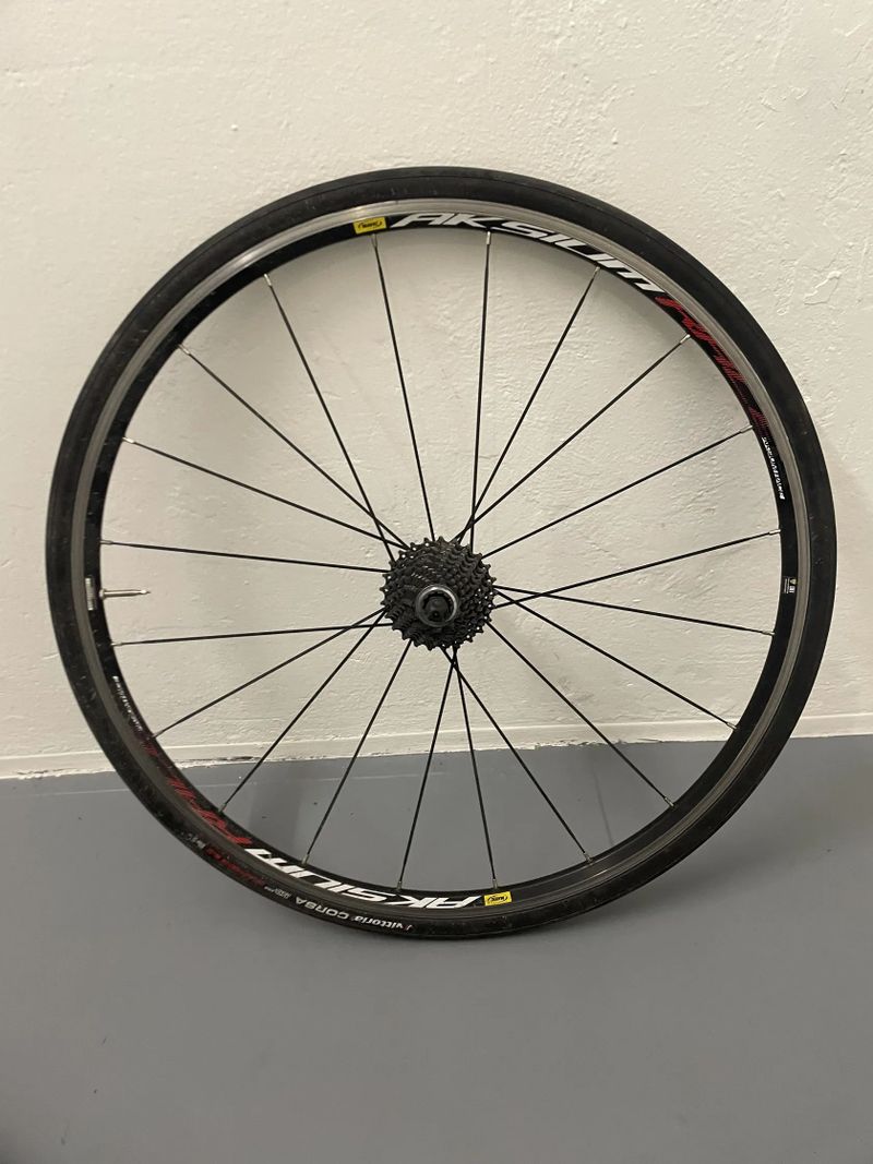 Zapletená silniční kola Mavic Aksium Race + pláště