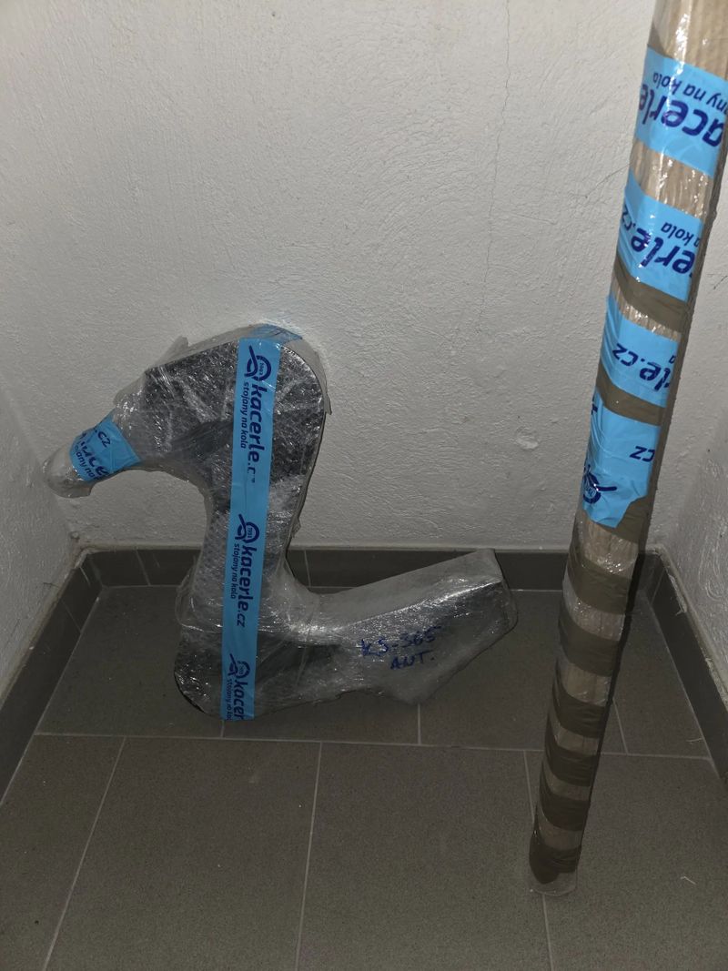 Stojan až na 5 kol zn. Kacerle.