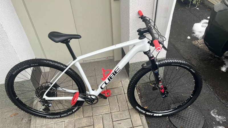 CUBE Reaction ONE C:62 - white / red L