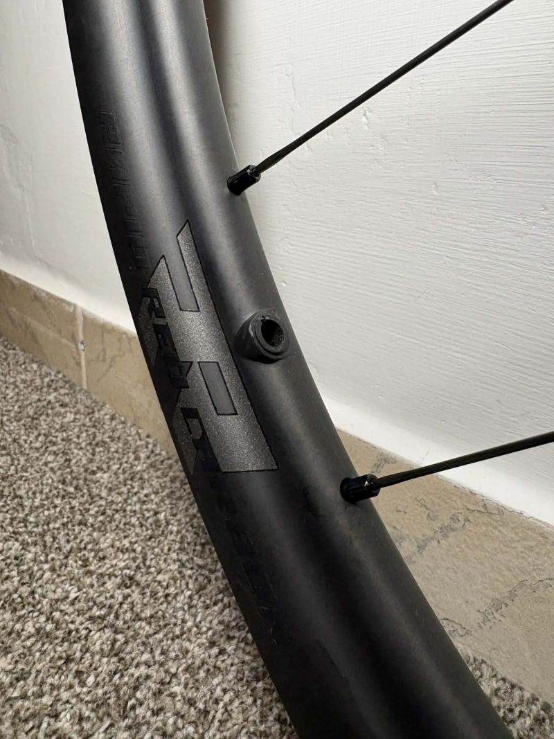 Fulcrum Rapid RED Carbon XDR – nová karbonová gravel kola (nikdy nejetá) 1490g