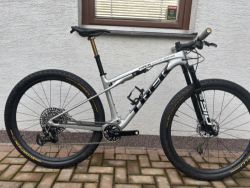 Trek Supercaliber 9.9 2024 vel.M + nové kliky s watmetrem