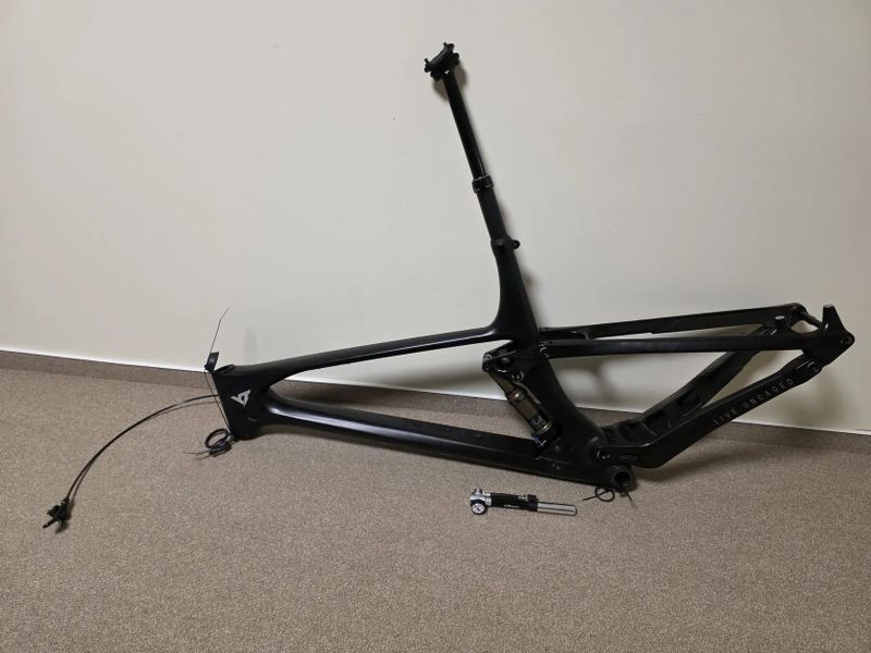 Rámová sada YT Izzo s tlumičem Fox Factory a teleleskopkou