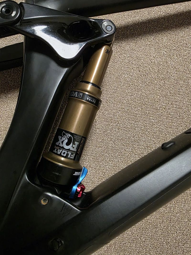 Rámová sada YT Izzo s tlumičem Fox Factory a teleleskopkou