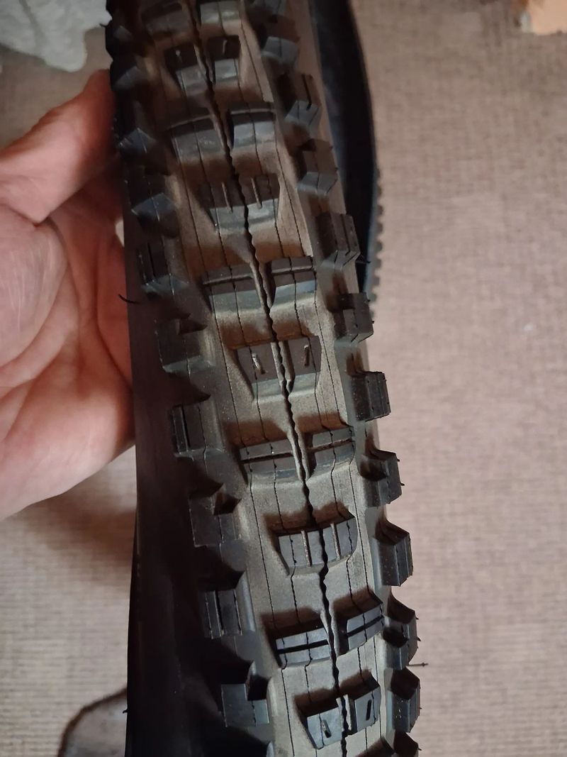 Nový plášť Maxxis DHR II 27,5x2,40 Exo+