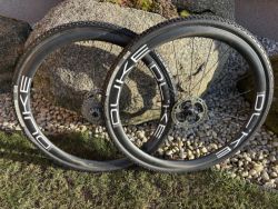 Karbonová galusková zapletená kola DUKE Baccara 38 Disc s náboji DT Swiss 350 straightpull 