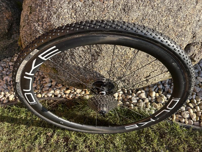 Karbonová galusková zapletená kola DUKE Baccara 38 Disc s náboji DT Swiss 350 straightpull 