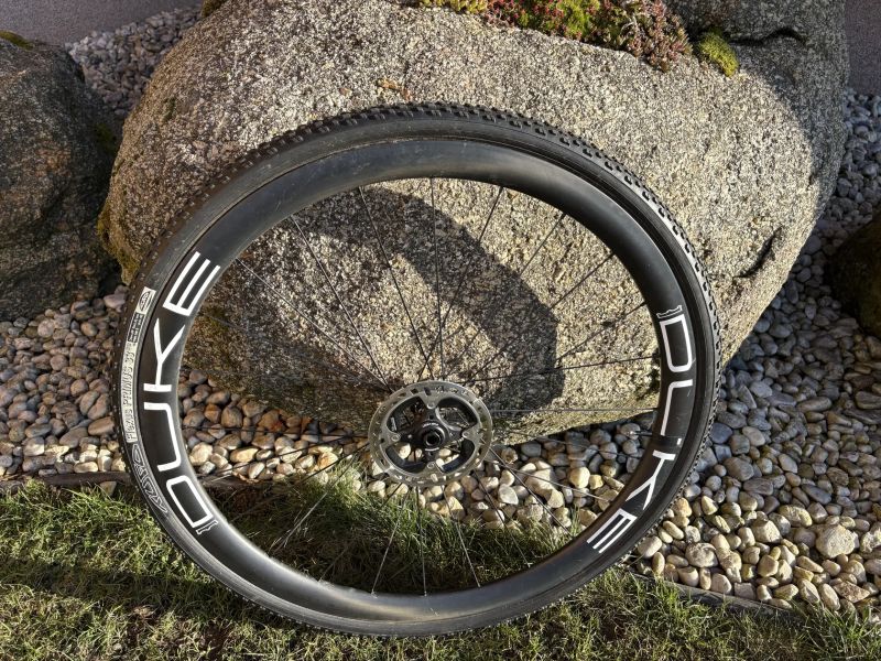 Karbonová galusková zapletená kola DUKE Baccara 38 Disc s náboji DT Swiss 350 straightpull 