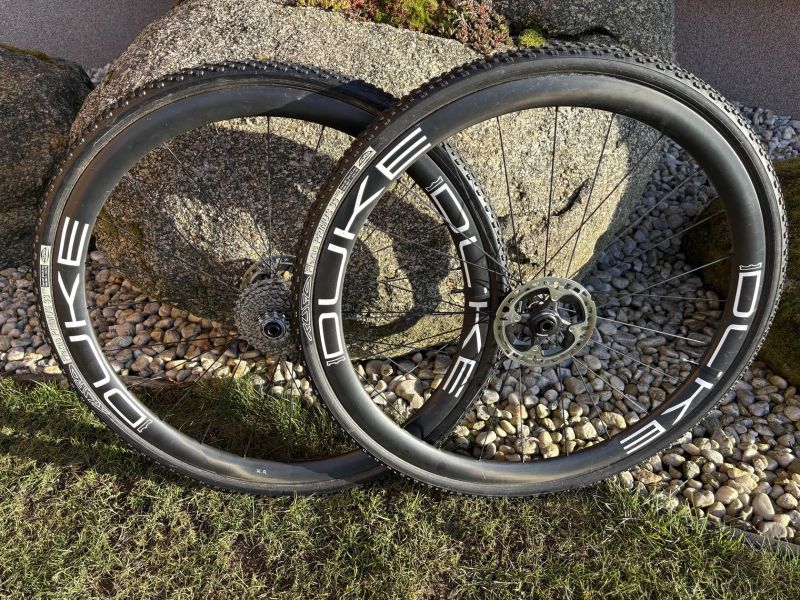Karbonová galusková zapletená kola DUKE Baccara 38 Disc s náboji DT Swiss 350 straightpull 