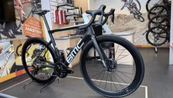 BMC BMC Teammachine SLR01 – Dura-Ace Di2 12s, top kola DT Swiss ARC 1100, 50mm karbon, Wattmetr