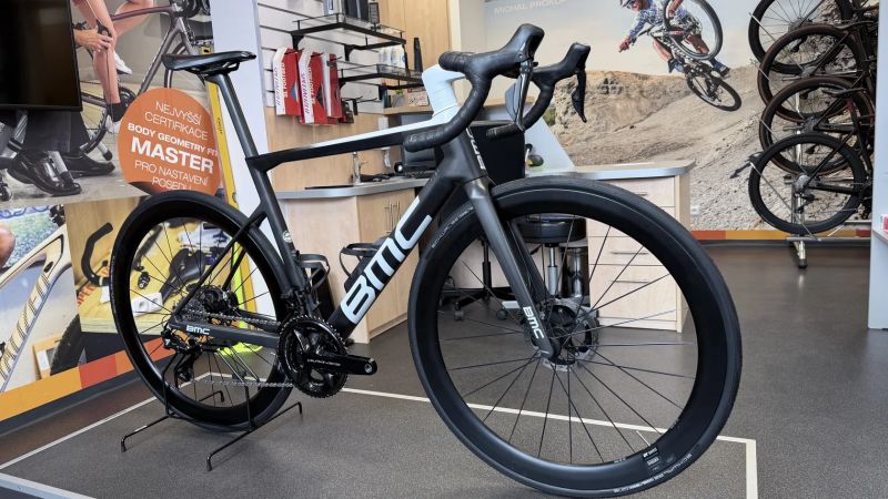 BMC BMC Teammachine SLR01 – Dura-Ace Di2 12s, top kola DT Swiss ARC 1100, 50mm karbon, Wattmetr
