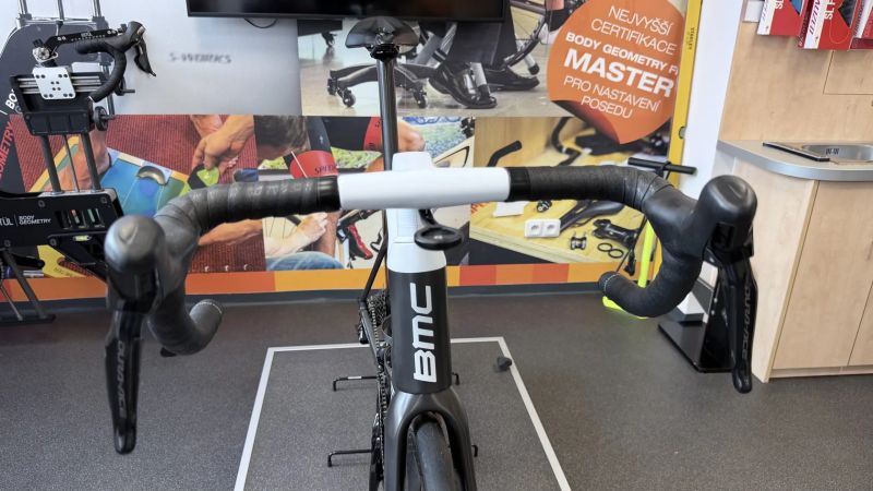 BMC BMC Teammachine SLR01 – Dura-Ace Di2 12s, top kola DT Swiss ARC 1100, 50mm karbon, Wattmetr