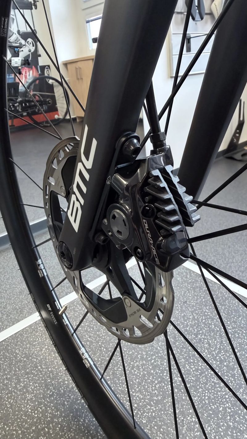 BMC BMC Teammachine SLR01 – Dura-Ace Di2 12s, top kola DT Swiss ARC 1100, 50mm karbon, Wattmetr