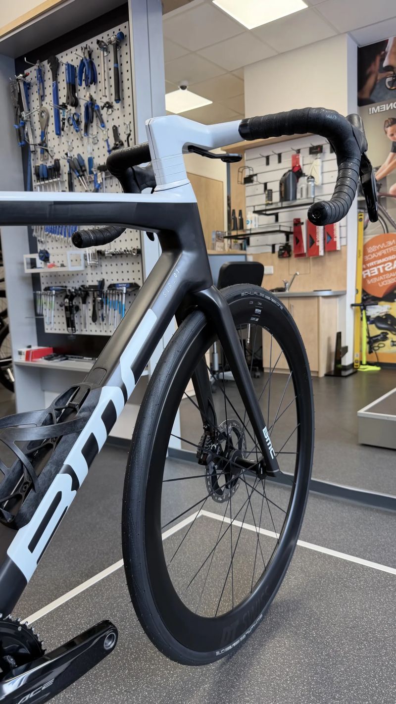 BMC BMC Teammachine SLR01 – Dura-Ace Di2 12s, top kola DT Swiss ARC 1100, 50mm karbon, Wattmetr