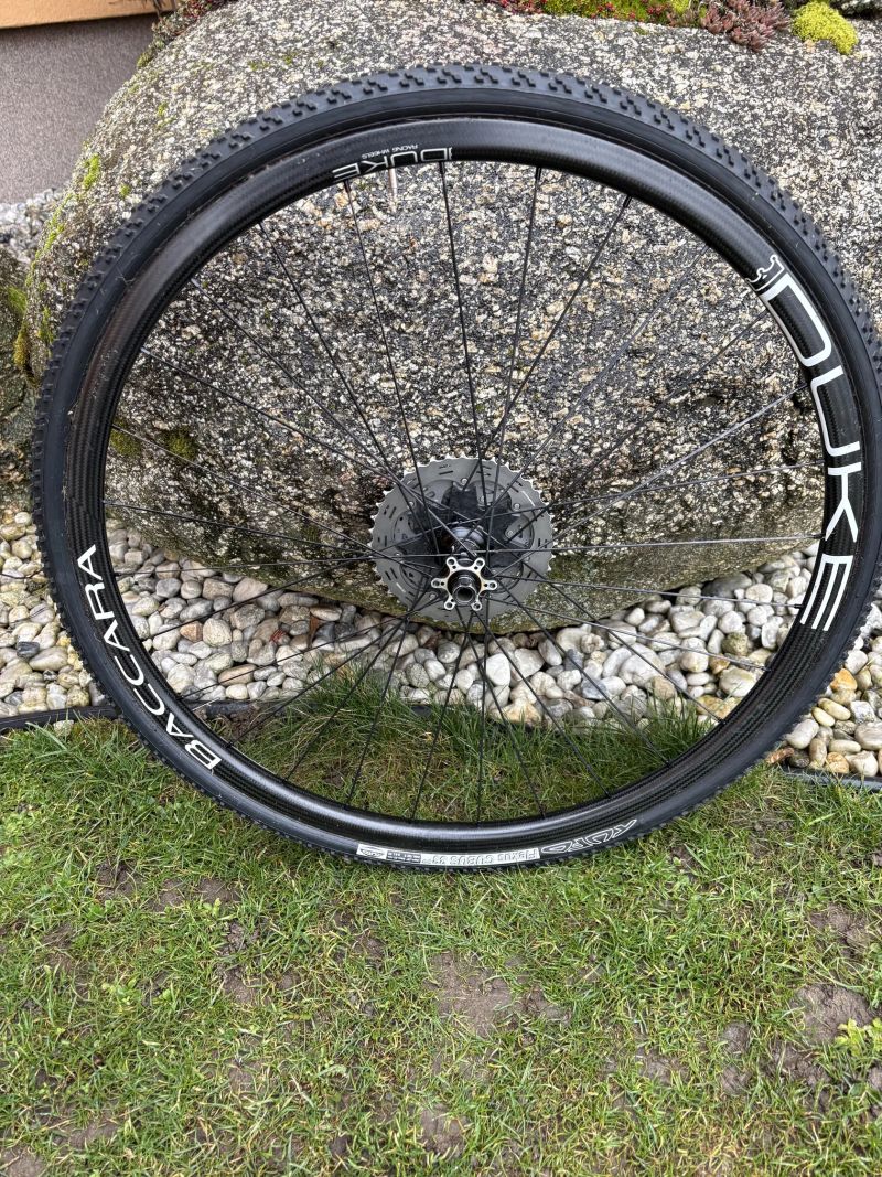 Zapletená karbonová kola Duke Baccara