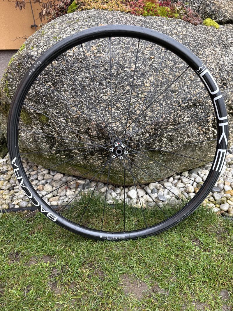 Zapletená karbonová kola Duke Baccara