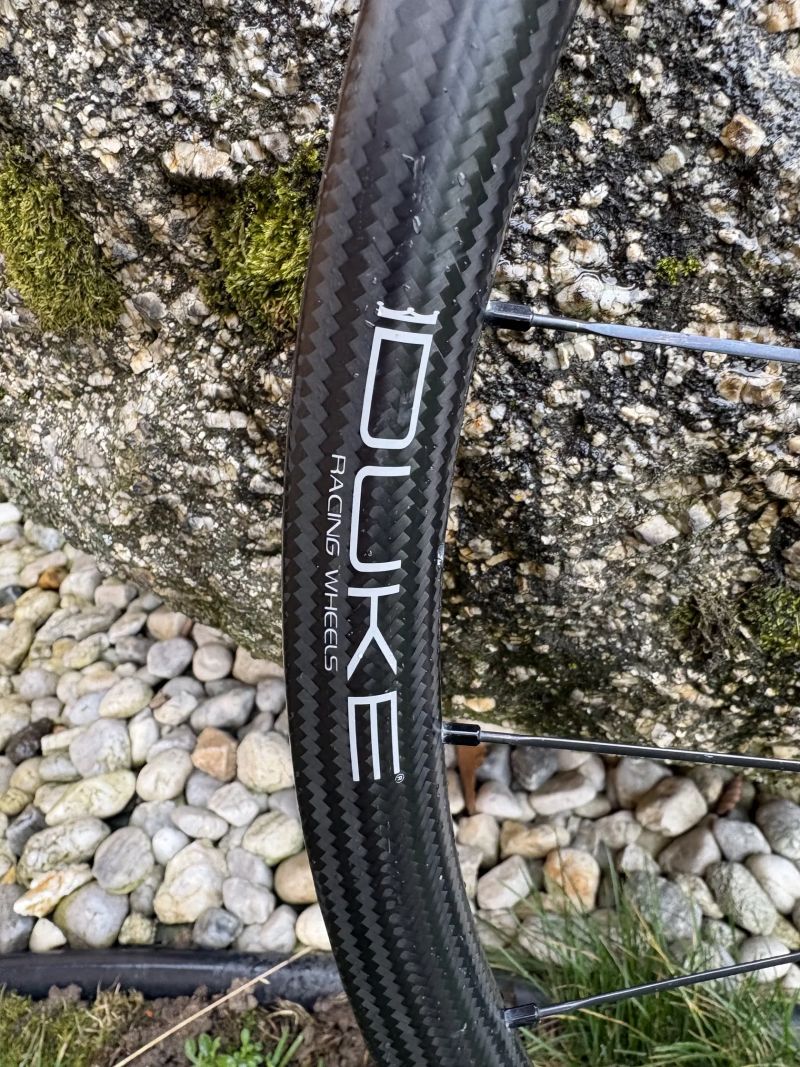 Zapletená karbonová kola Duke Baccara