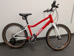 Dětské kolo WOOM 4 – výborný stav + kvalitní upgrade pneu