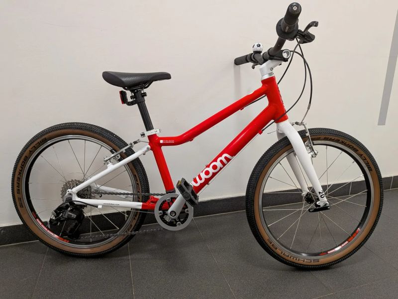 Dětské kolo WOOM 4 – výborný stav + kvalitní upgrade pneu