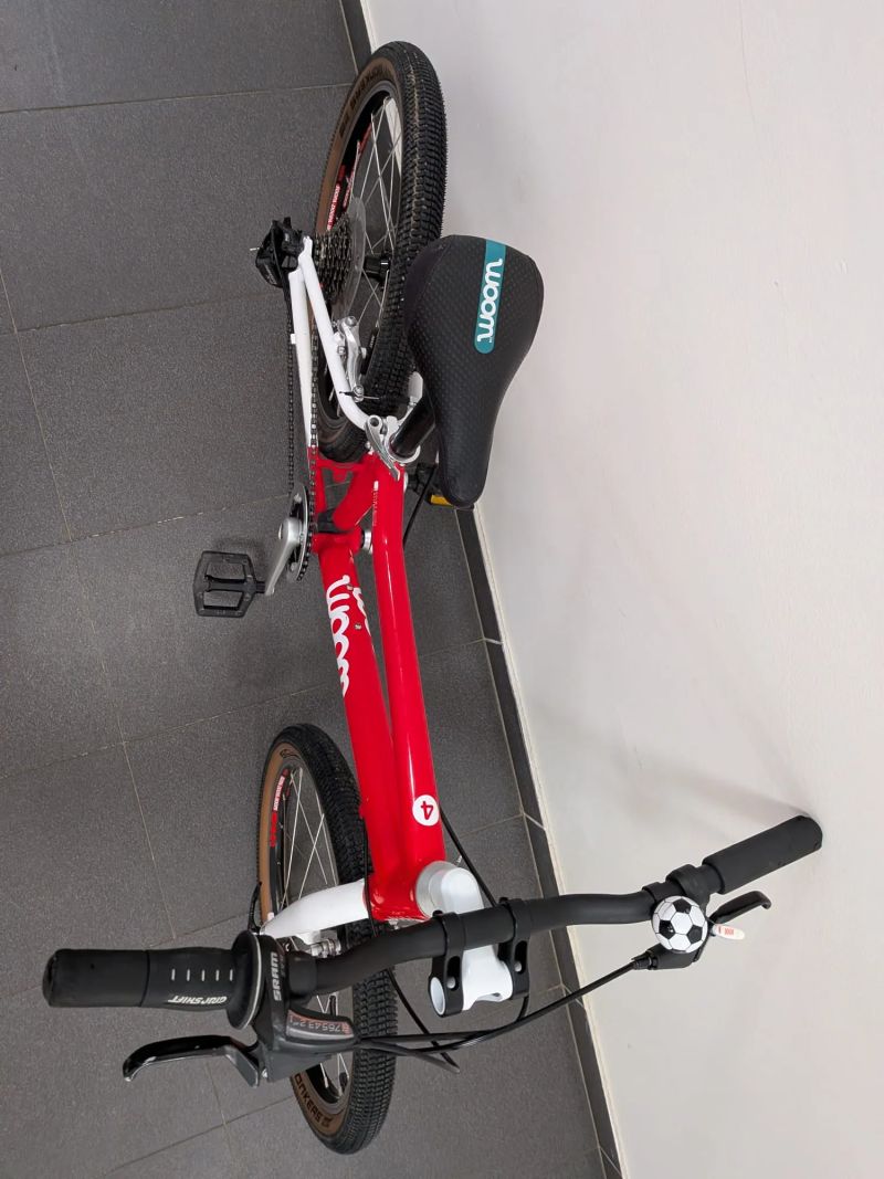 Dětské kolo WOOM 4 – výborný stav + kvalitní upgrade pneu