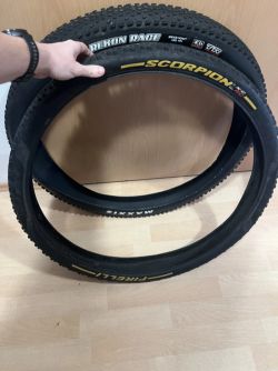 Prodám pláště 2,4 Maxxis Recon Race a Pirelli Scorpion XC RC