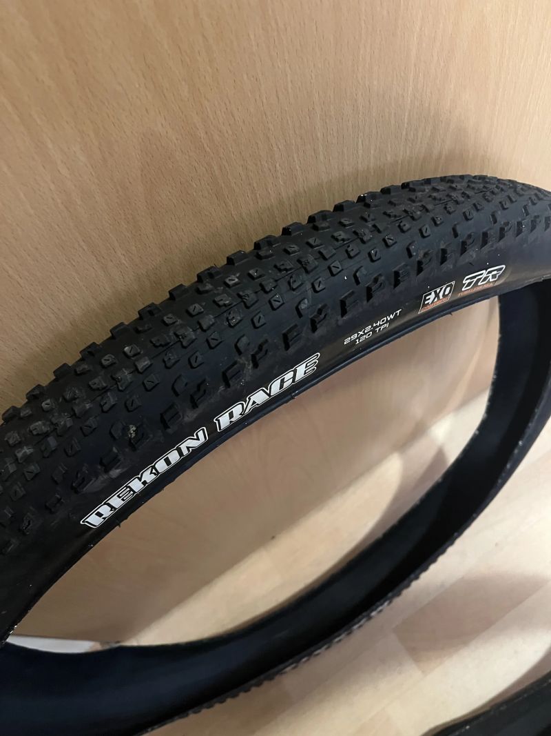 Prodám pláště 2,4 Maxxis Recon Race a Pirelli Scorpion XC RC