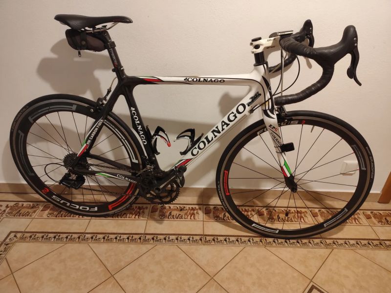 Silniční kolo Dema s polepy Colnago