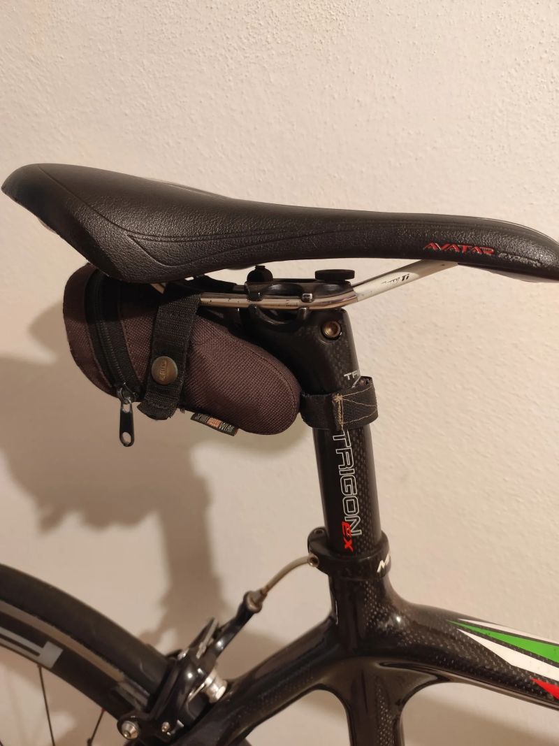 Silniční kolo Dema s polepy Colnago