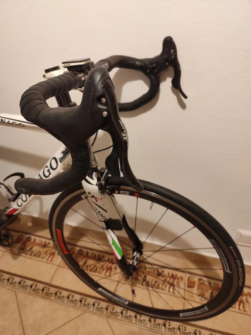 Silniční kolo Dema s polepy Colnago