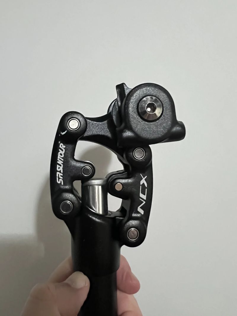 SR Suntour SP12/SP17-NCX odpružená sedlovka 350 mm černá