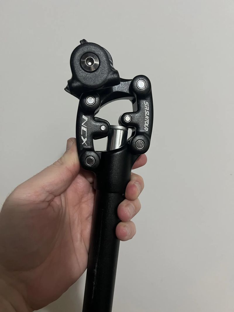 SR Suntour SP12/SP17-NCX odpružená sedlovka 350 mm černá