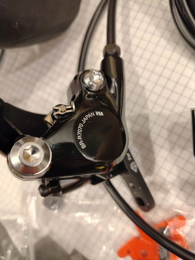 Shimano R7020, třmeny 7070, 2x11s,hadice 1500/850