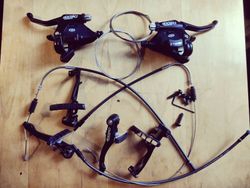 Shimano Deore řazení 3 x 8, brzdové páky, v-brzdy