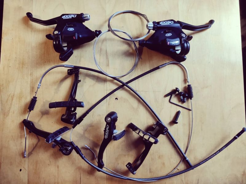 Shimano Deore řazení 3 x 8, brzdové páky, v-brzdy