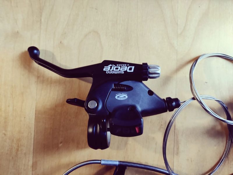 Shimano Deore řazení 3 x 8, brzdové páky, v-brzdy