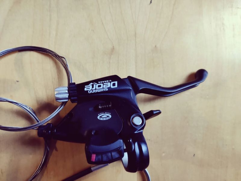 Shimano Deore řazení 3 x 8, brzdové páky, v-brzdy