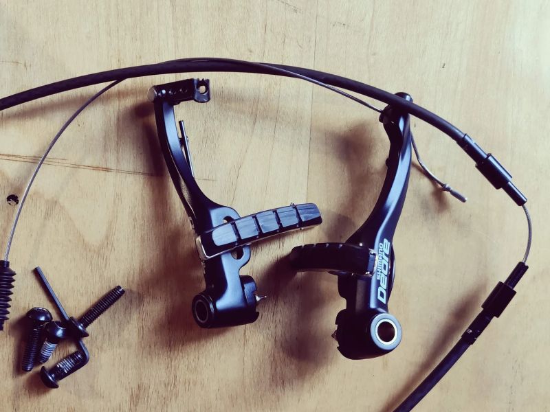 Shimano Deore řazení 3 x 8, brzdové páky, v-brzdy