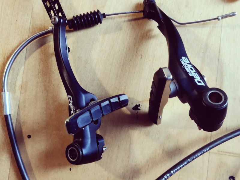 Shimano Deore řazení 3 x 8, brzdové páky, v-brzdy