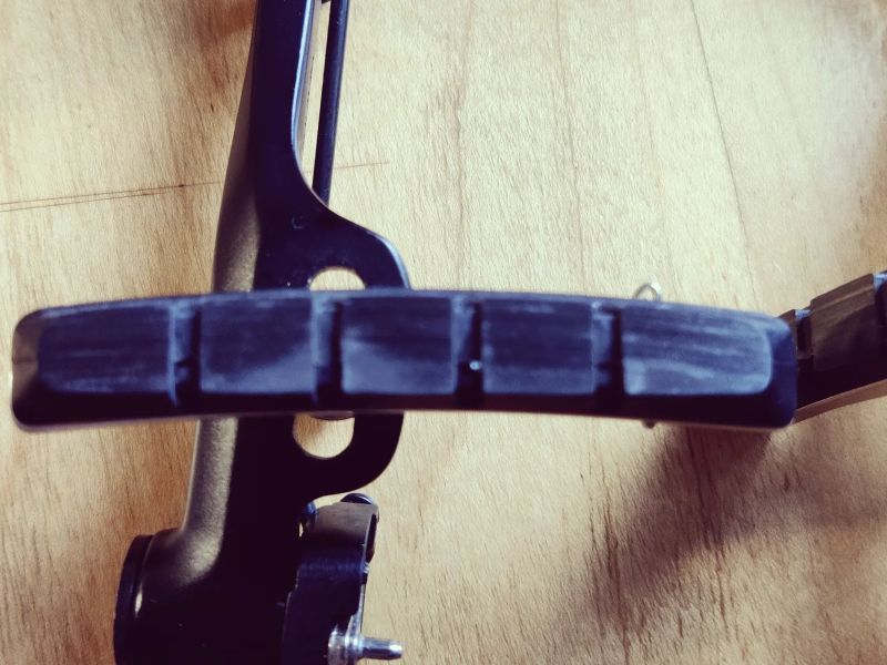 Shimano Deore řazení 3 x 8, brzdové páky, v-brzdy