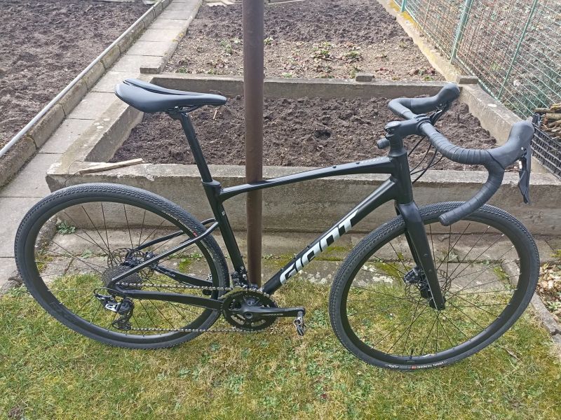 Gravel Giant Revolt 0, velikost M, model 2023, 2x11 Shimano GRX