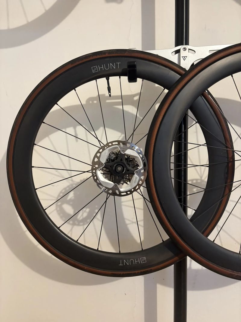 Zapletená kola HUNT 50 Aero - ořech Shimano