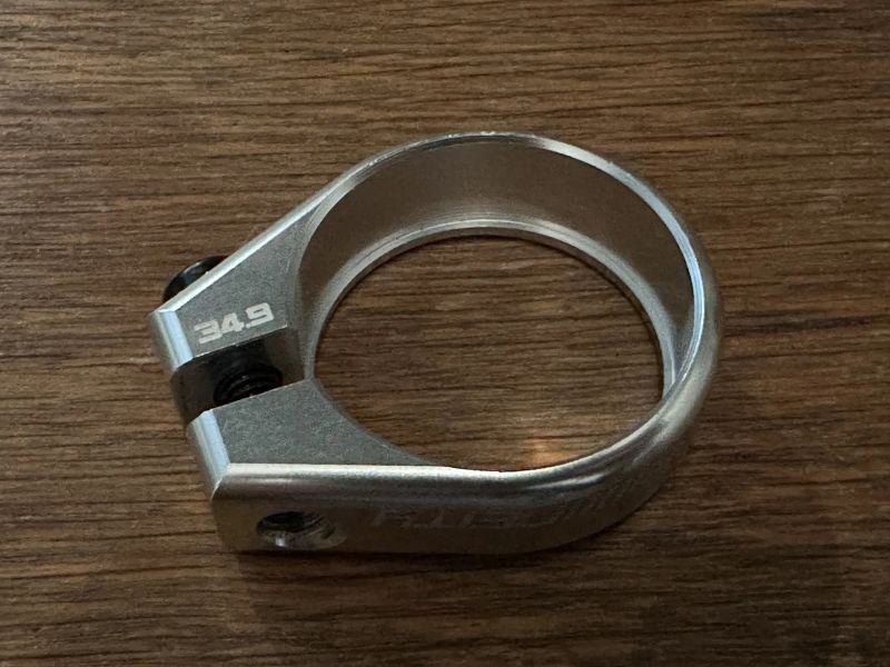 sedlová objímka Deity 34.9