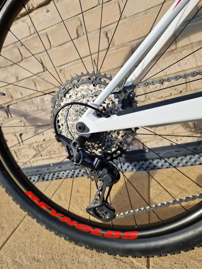 Sleva - Canyon Lux CF8, karbonová kola REYNOLDS 29