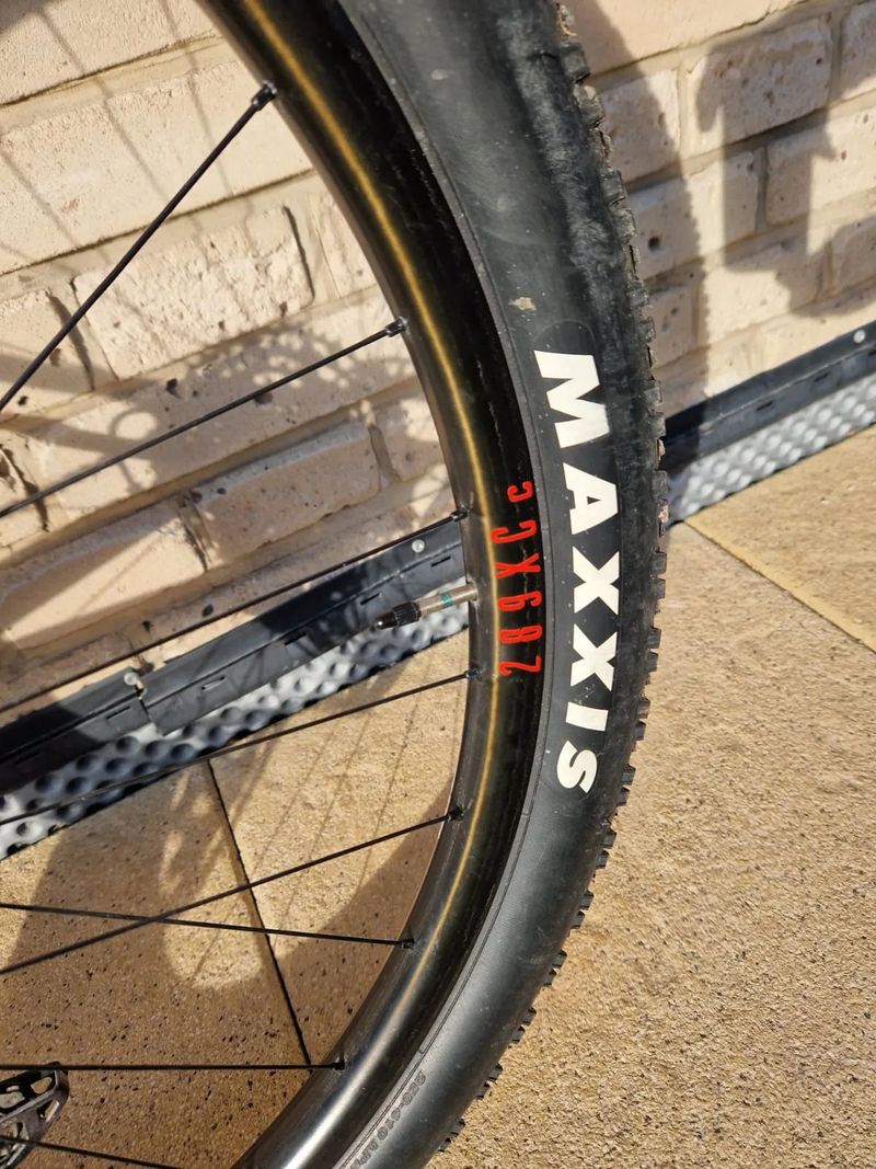 Sleva - Canyon Lux CF8, karbonová kola REYNOLDS 29