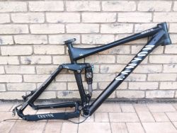 Canyon Nerve F8 + Fox RP 23 - téměř nový 