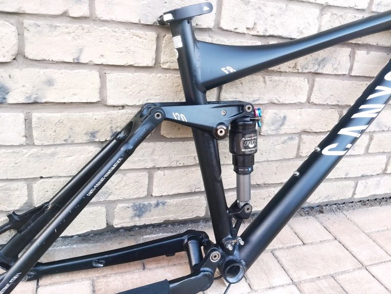 Canyon Nerve F8 + Fox RP 23 - téměř nový 