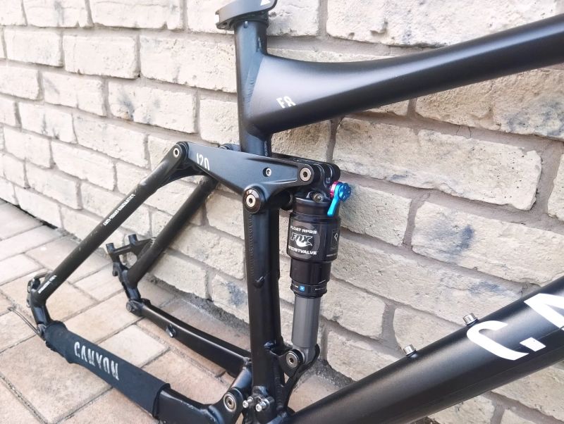 Canyon Nerve F8 + Fox RP 23 - téměř nový 