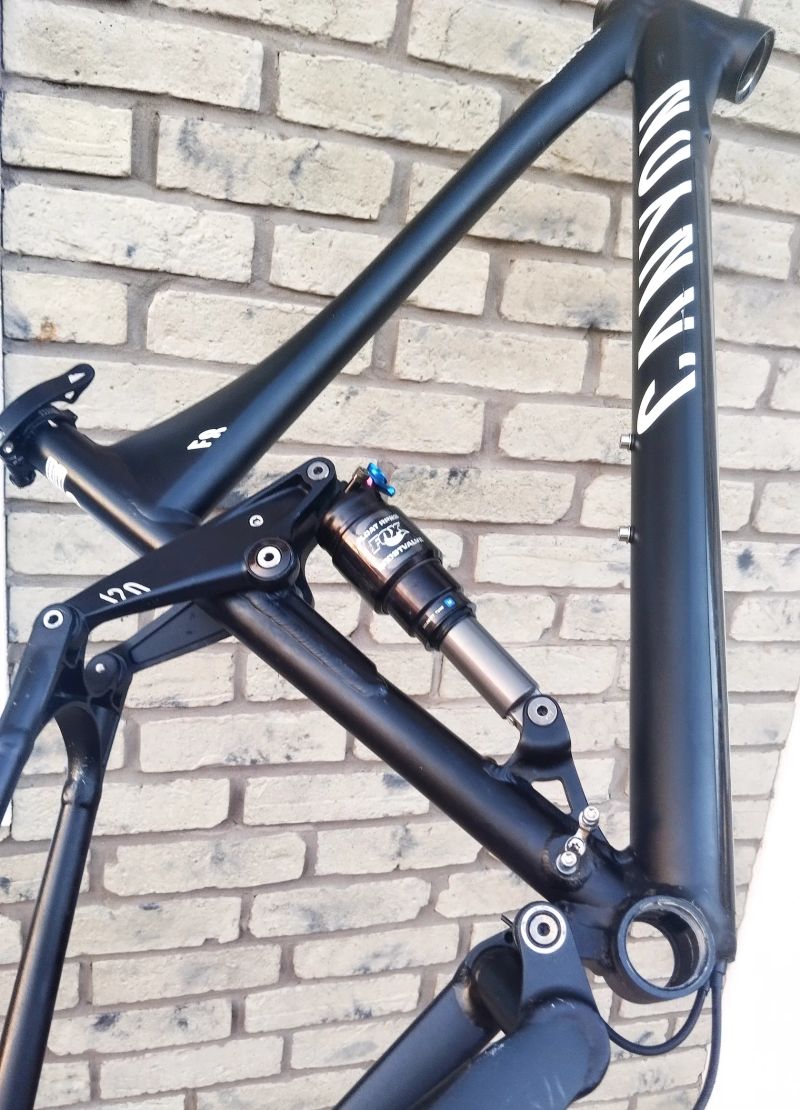 Canyon Nerve F8 + Fox RP 23 - téměř nový 