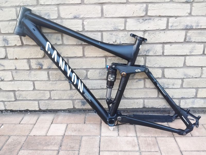 Canyon Nerve F8 + Fox RP 23 - téměř nový 