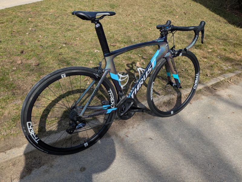 Karbonové silniční kolo Thrust