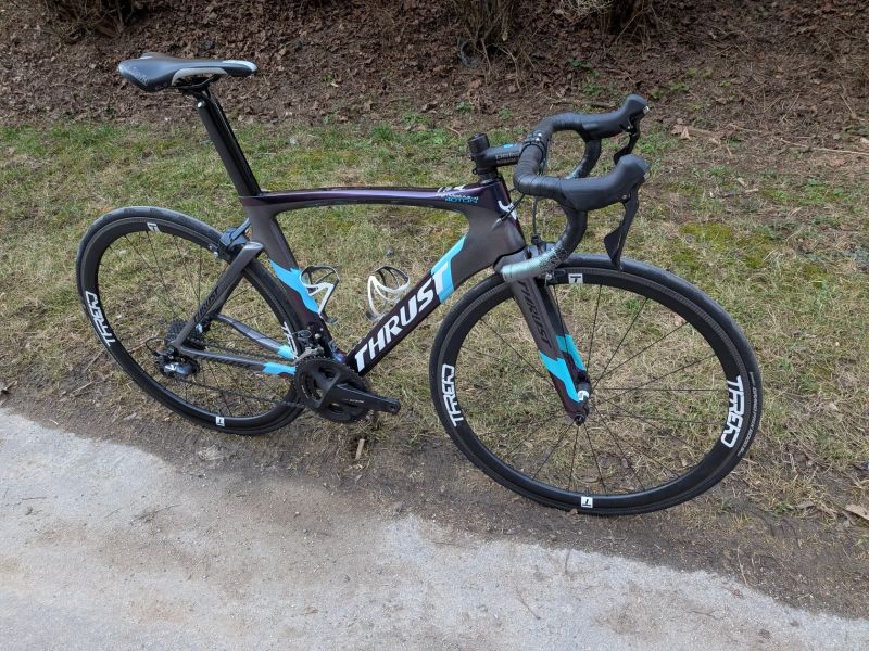 Karbonové silniční kolo Thrust